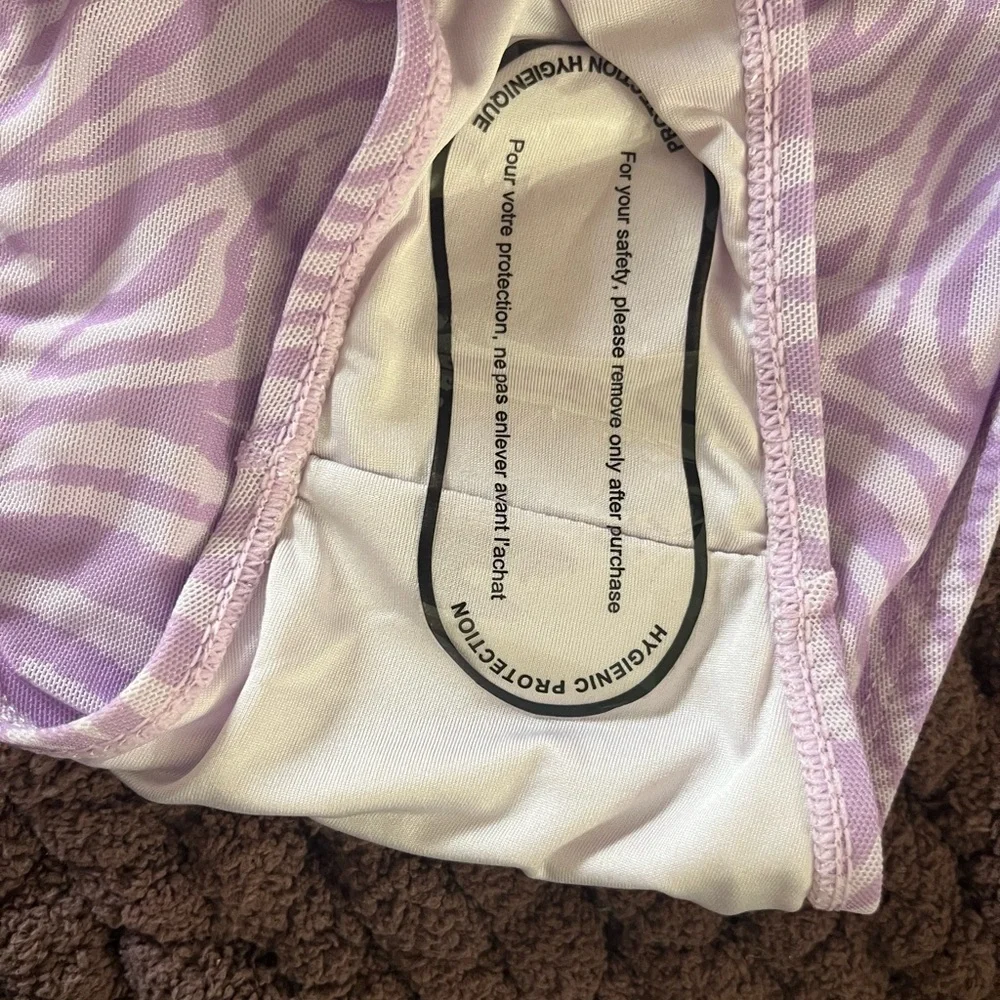 Kendall and Kylie swim - Picture 2 of 3